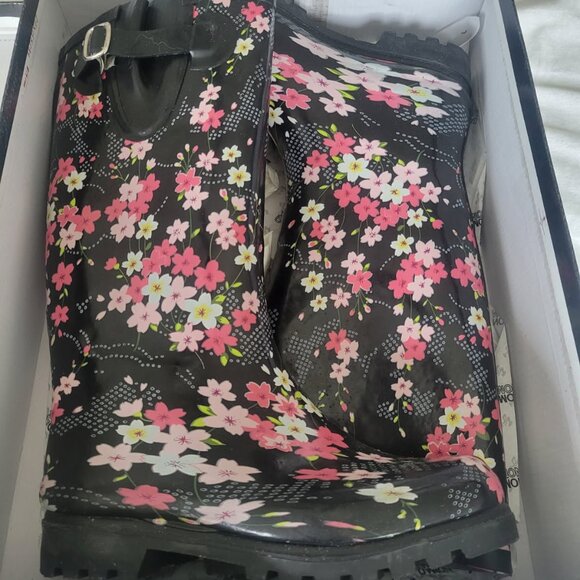 Nomad Footwear Puddles Rain Boots in Black Tea Flower (discontinued) - Size 6 - Picture 1 of 7